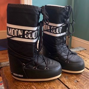 Moon Boots!  Black and white size 35/38